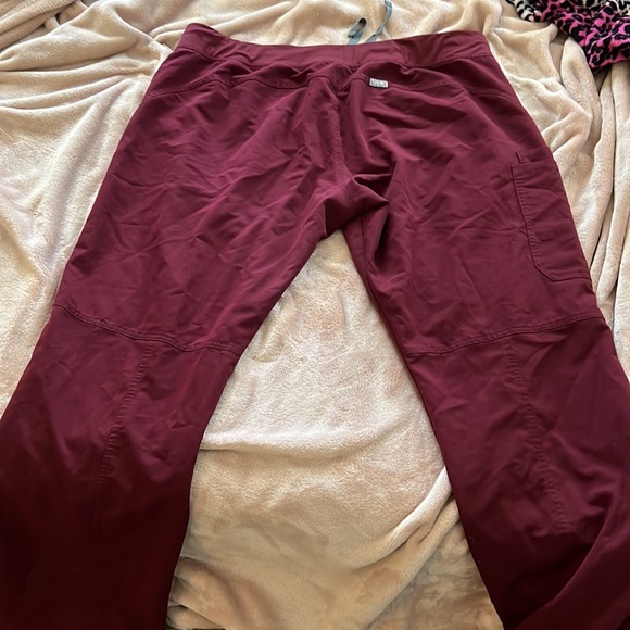 Figs maroon set - Picture 2 of 6